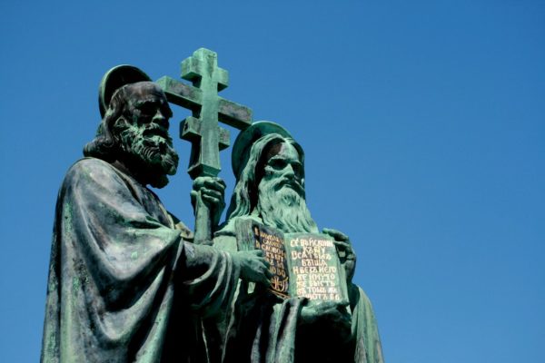 Скульптура святых апостолов Кирилла и Мефодия в Чехии. Фото: pragagid.ru